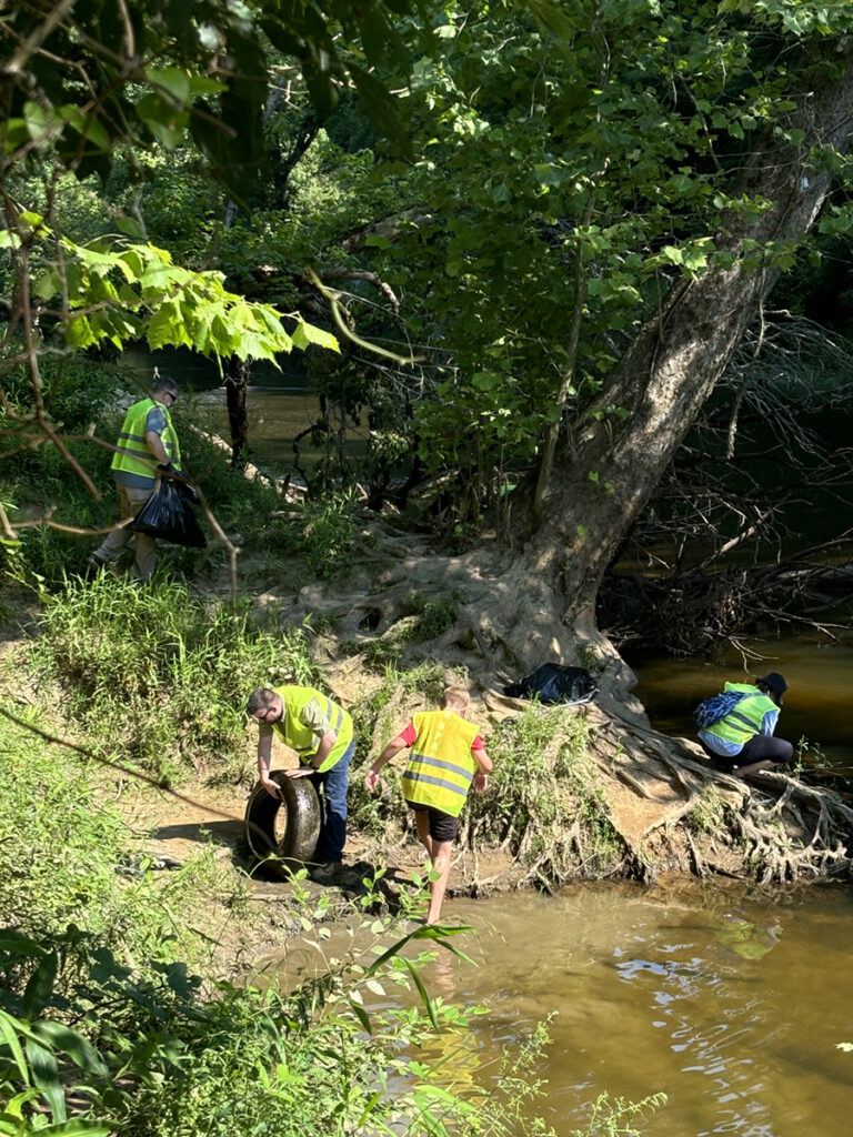 Sound Rivers, Xylem team up for a Falls Lake cleanup